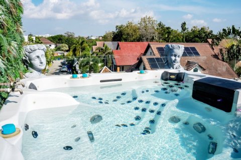 Вилла в Паттайе, Таиланд с 8 спальнями № 164130 - фото 5