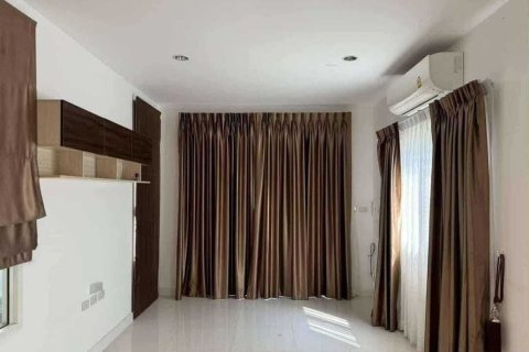 House in Samut Prakan, Thailand 4 bedrooms № 152799 - photo 3