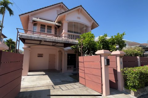 House in Khlong Toei, Bangkok, Thailand 4 bedrooms № 159328 - photo 2