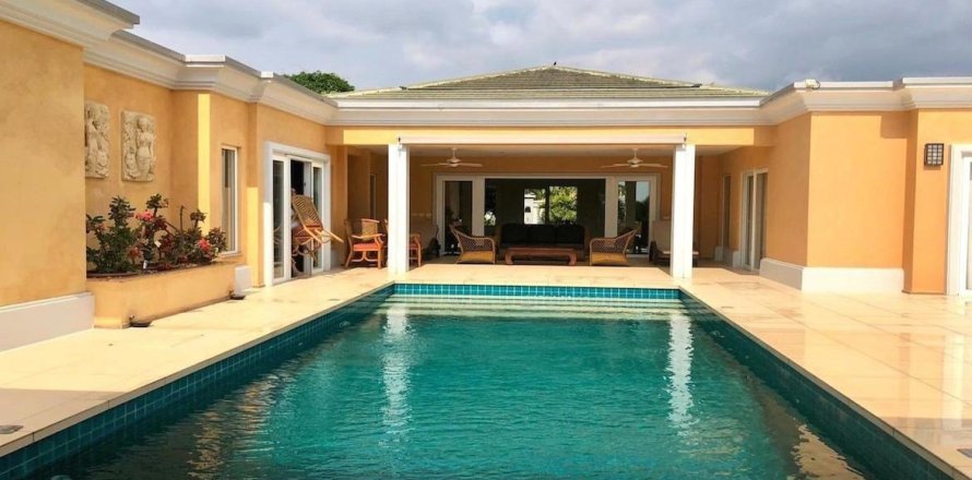 House in Pattaya, Thailand 4 bedrooms № 157596