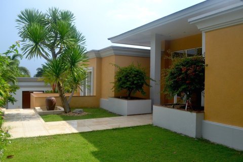 House in Pattaya, Thailand 4 bedrooms № 157596 - photo 2