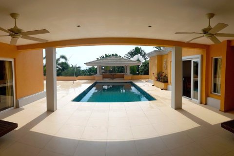 House in Pattaya, Thailand 4 bedrooms № 157596 - photo 10