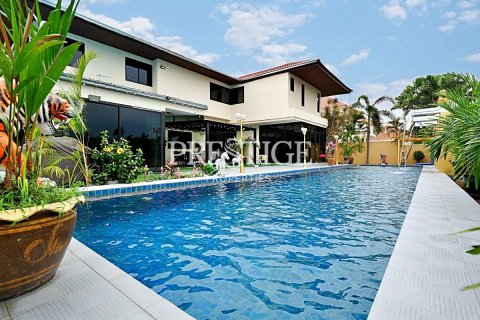 House in Pattaya, Thailand 5 bedrooms № 198212