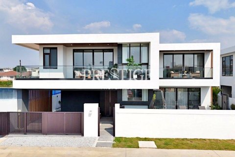 House in Pattaya, Thailand 4 bedrooms № 198209