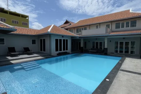 Villa in Pattaya, Thailand 4 bedrooms № 155664 - photo 1