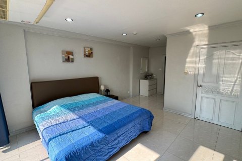 Studio in the Condo in Khlong Toei, Bangkok, Thailand  № 136152 - photo 11