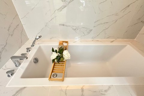 Condo in Bangkok, Thailand, 2 bedrooms  № 143176 - photo 13