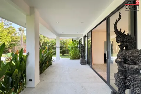 Casa de 4 dormitorios en Pattaya, Tailandia № 213091 - foto 2