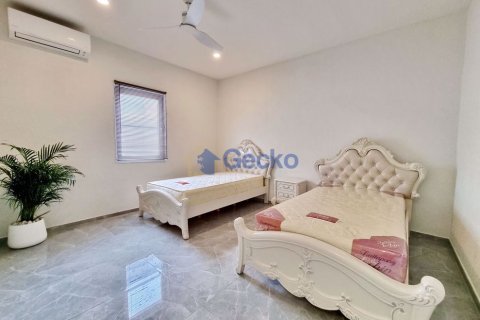House in Pattaya, Thailand 3 bedrooms № 196869 - photo 12