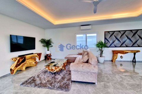 House in Pattaya, Thailand 3 bedrooms № 196869 - photo 6
