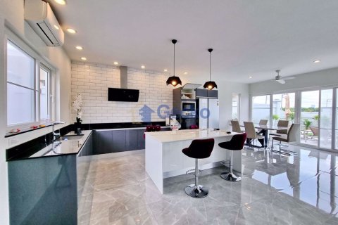 House in Pattaya, Thailand 3 bedrooms № 196869 - photo 5