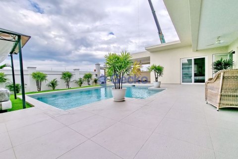 House in Pattaya, Thailand 3 bedrooms № 196869 - photo 2