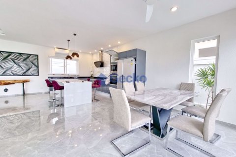 House in Pattaya, Thailand 3 bedrooms № 196869 - photo 4