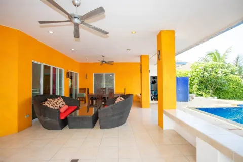 House in Hang Dong, Thailand 4 bedrooms № 148254 - photo 2