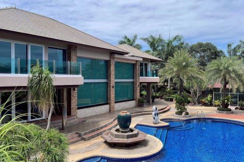 Villa in Pattaya, Thailand 4 bedrooms № 148255 - photo 1