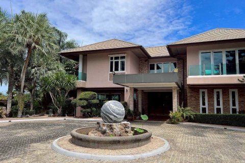 Villa in Pattaya, Thailand 4 bedrooms № 148255 - photo 4
