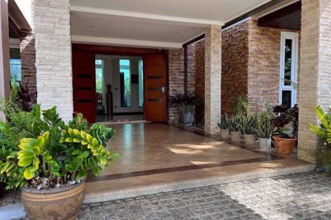 Villa in Pattaya, Thailand 4 bedrooms № 148255 - photo 5