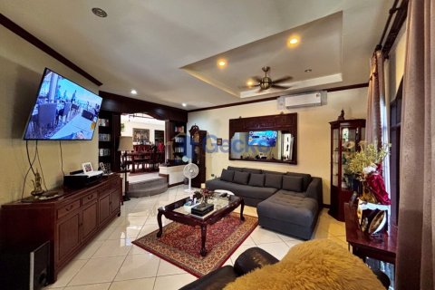 House in Pattaya, Thailand 3 bedrooms № 196015 - photo 10