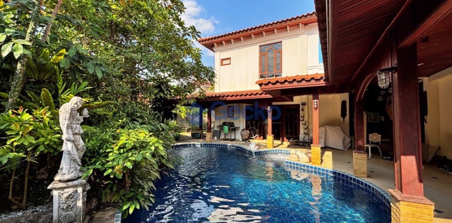 House in Pattaya, Thailand 3 bedrooms № 196015
