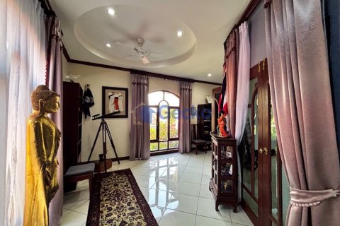 House in Pattaya, Thailand 3 bedrooms № 196015 - photo 13