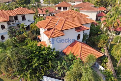 House in Pattaya, Thailand 3 bedrooms № 196015 - photo 3
