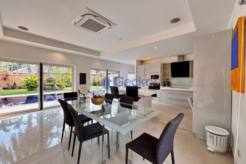 House in Pattaya, Thailand 3 bedrooms № 196009 - photo 17
