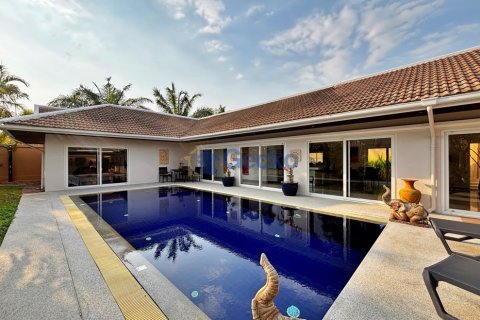 House in Pattaya, Thailand 3 bedrooms № 196009