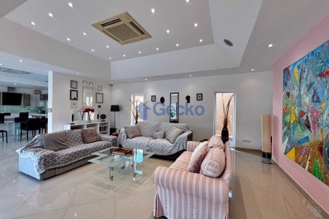 House in Pattaya, Thailand 3 bedrooms № 196009 - photo 12