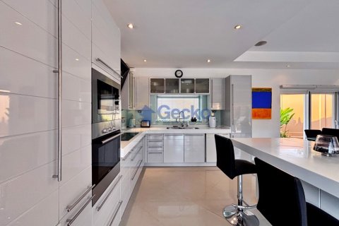House in Pattaya, Thailand 3 bedrooms № 196009 - photo 19