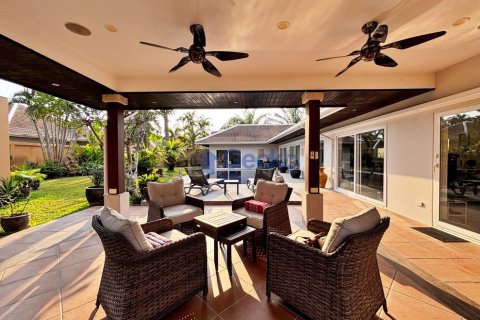 House in Pattaya, Thailand 3 bedrooms № 196009 - photo 8