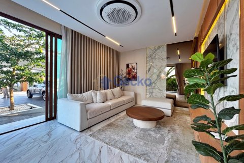 House in Pattaya, Thailand 5 bedrooms № 196011 - photo 7