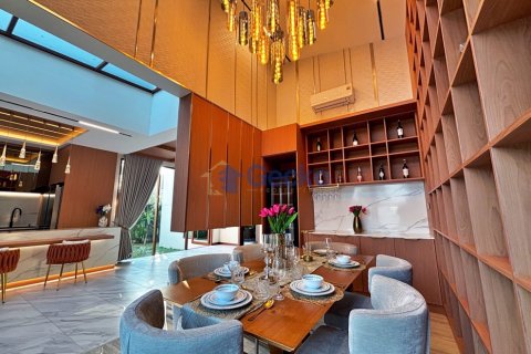 House in Pattaya, Thailand 5 bedrooms № 196011 - photo 9