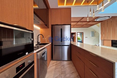 House in Pattaya, Thailand 5 bedrooms № 196011 - photo 12