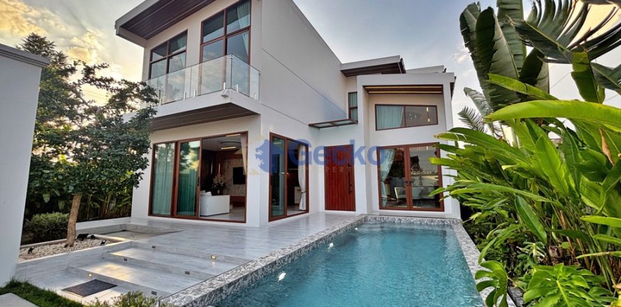 House in Pattaya, Thailand 5 bedrooms № 196011