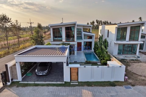 House in Pattaya, Thailand 5 bedrooms № 196011 - photo 2