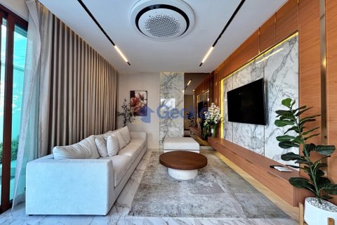 House in Pattaya, Thailand 5 bedrooms № 196011 - photo 5