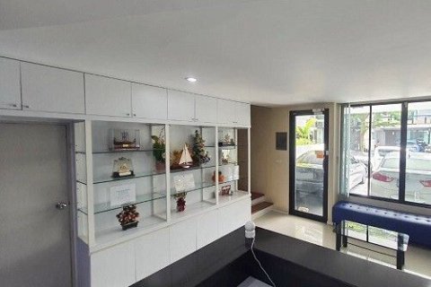 Таунхаус в Суан Луанге, Бангкок, Таиланд с 5 спальнями  № 158970 - фото 2