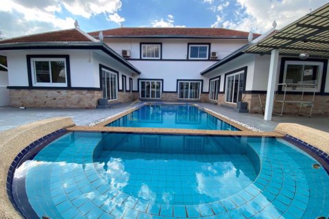 House in Pattaya, Thailand 4 bedrooms № 197175