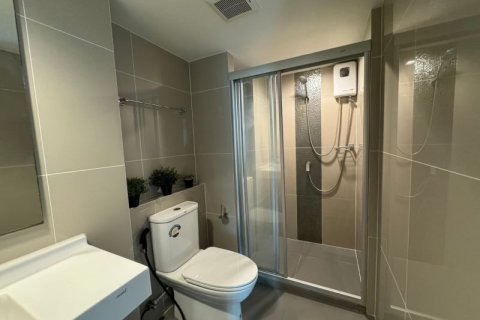 Condo à Bang Kapi, Bangkok, Thaïlande, 2 chambres  № 158270 - photo 7