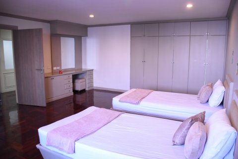 Condo in Bangkok, Thailand, 4 bedrooms  № 143442 - photo 10
