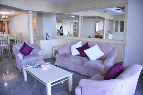 Condo in Bangkok, Thailand, 4 bedrooms  № 143442 - photo 3