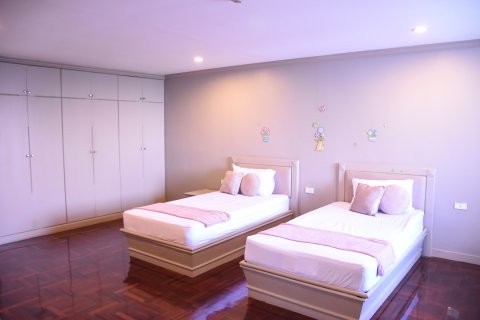 Condo in Bangkok, Thailand, 4 bedrooms  № 143442 - photo 11