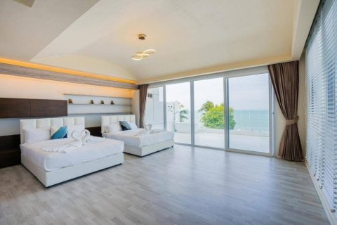 House in Chon Buri, Thailand 4 bedrooms № 152303 - photo 15