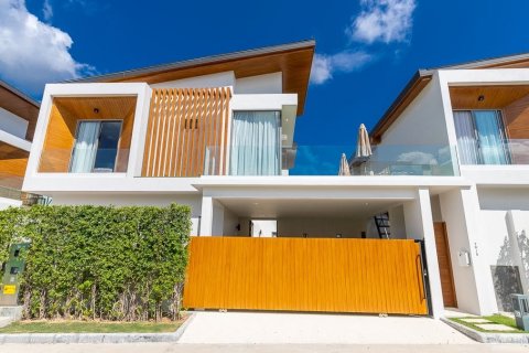 Villa in Phuket, Thailand 3 bedrooms № 133846 - photo 1