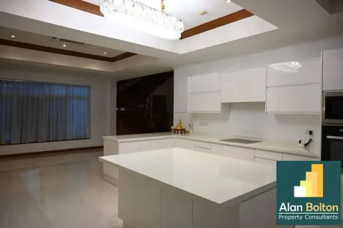 Casa de 5 dormitorios en Pattaya, Tailandia № 210817 - foto 8