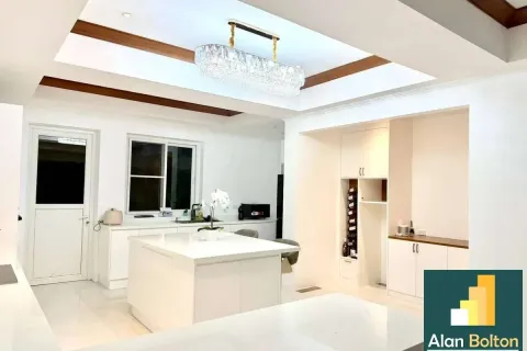 Casa de 5 dormitorios en Pattaya, Tailandia № 210817 - foto 2