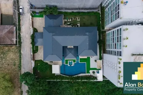 Casa de 5 dormitorios en Pattaya, Tailandia № 210817 - foto 14