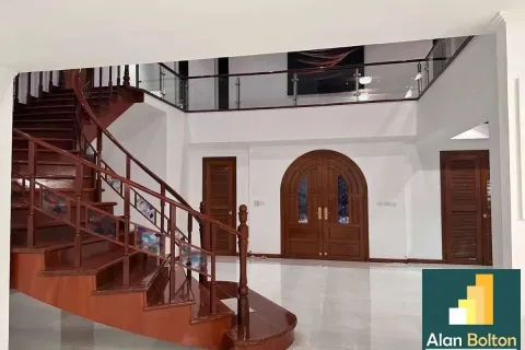 Casa de 5 dormitorios en Pattaya, Tailandia № 210817 - foto 5