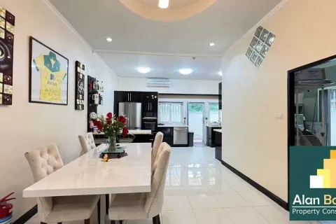 Casa de 3 dormitorios en Jomtien Beach, Pattaya, Tailandia № 210816 - foto 10