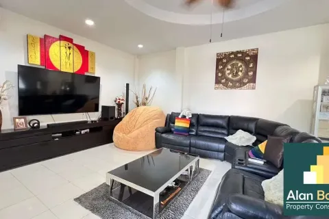 Casa de 3 dormitorios en Jomtien Beach, Pattaya, Tailandia № 210816 - foto 12